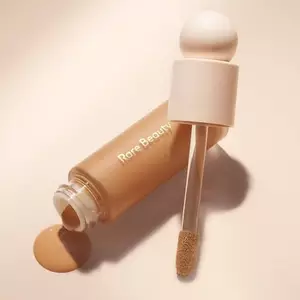 Kem nền Rare Beauty Liquid Touch Weightless Foundation -Color: 150C - light with cool peach undertones(tông hồng đào lạ