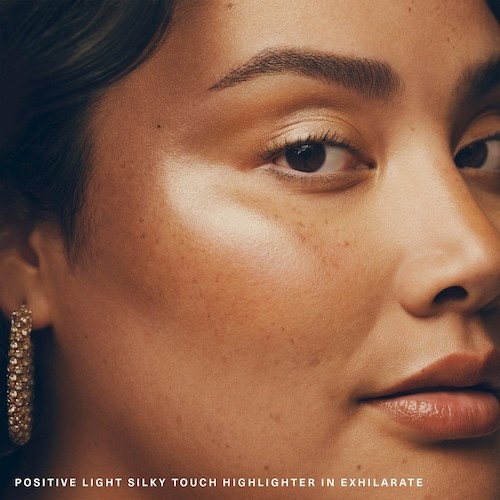 Rare Beauty-Phấn Bắt Sáng Positive Light Silky Touch Highlighter, Size 0.098 oz  / 2.8g Mỹ Phẩm Trang Đi