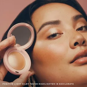 Rare Beauty-Phấn Bắt Sáng Positive Light Silky Touch Highlighter, Size 0.098 oz / 2.8g Mỹ Phẩm Trang Đi