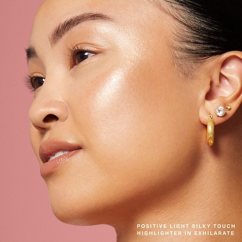Rare Beauty-Phấn Bắt Sáng Positive Light Silky Touch Highlighter, Size 0.098 oz  / 2.8g Mỹ Phẩm Trang Đi