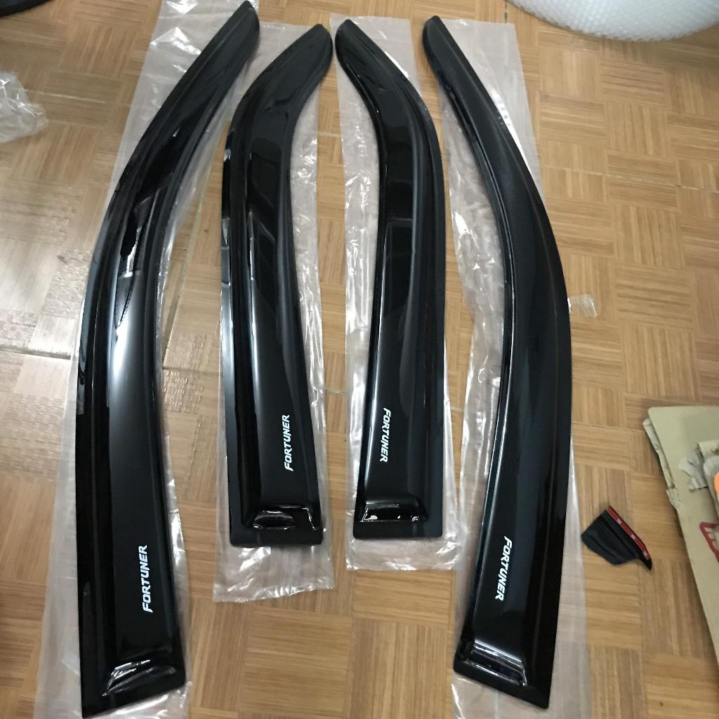 Vè che mưa xe TOYOTA FORTUNER 2010 - 2023, Chất liệu NHỰA ĐEN ABS Thái Lan.
