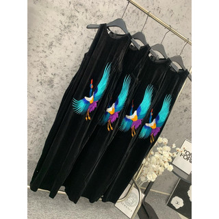 Váy nhung the xuông sát nách thêu hình hạc cánh xanh