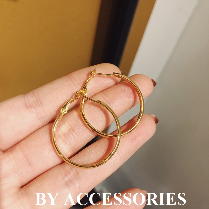 Bông tai nữ titan tròn to đơn giản bản 3.2mm mạ vàng 18K không gỉ WE2417 BY ACCESSORIES