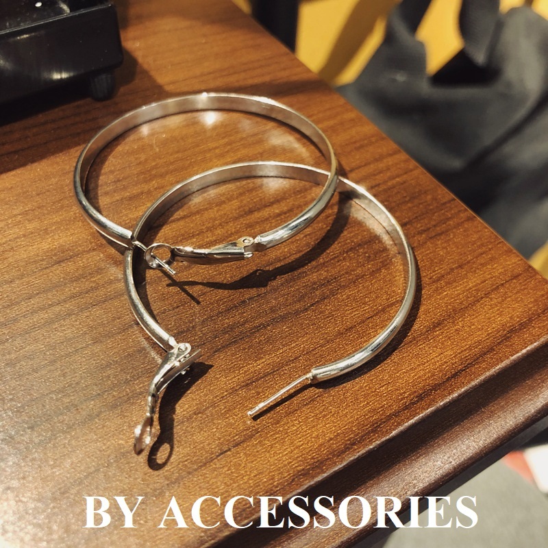 Bông tai nữ titan tròn to đơn giản bản 3.2mm mạ vàng 18K không gỉ WE2417 BY ACCESSORIES