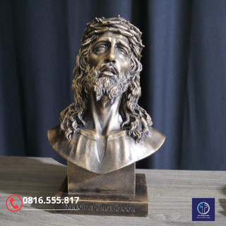 Tượng Chúa chịu nạn bán thân (Văn Đại) biểu tượng của sự hy sinh và tình yêu thương.