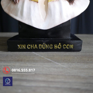 Tượng Chúa chịu nạn bán thân (Văn Đại) biểu tượng của sự hy sinh và tình yêu thương.