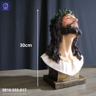 Tượng Chúa chịu nạn bán thân (Văn Đại) biểu tượng của sự hy sinh và tình yêu thương.