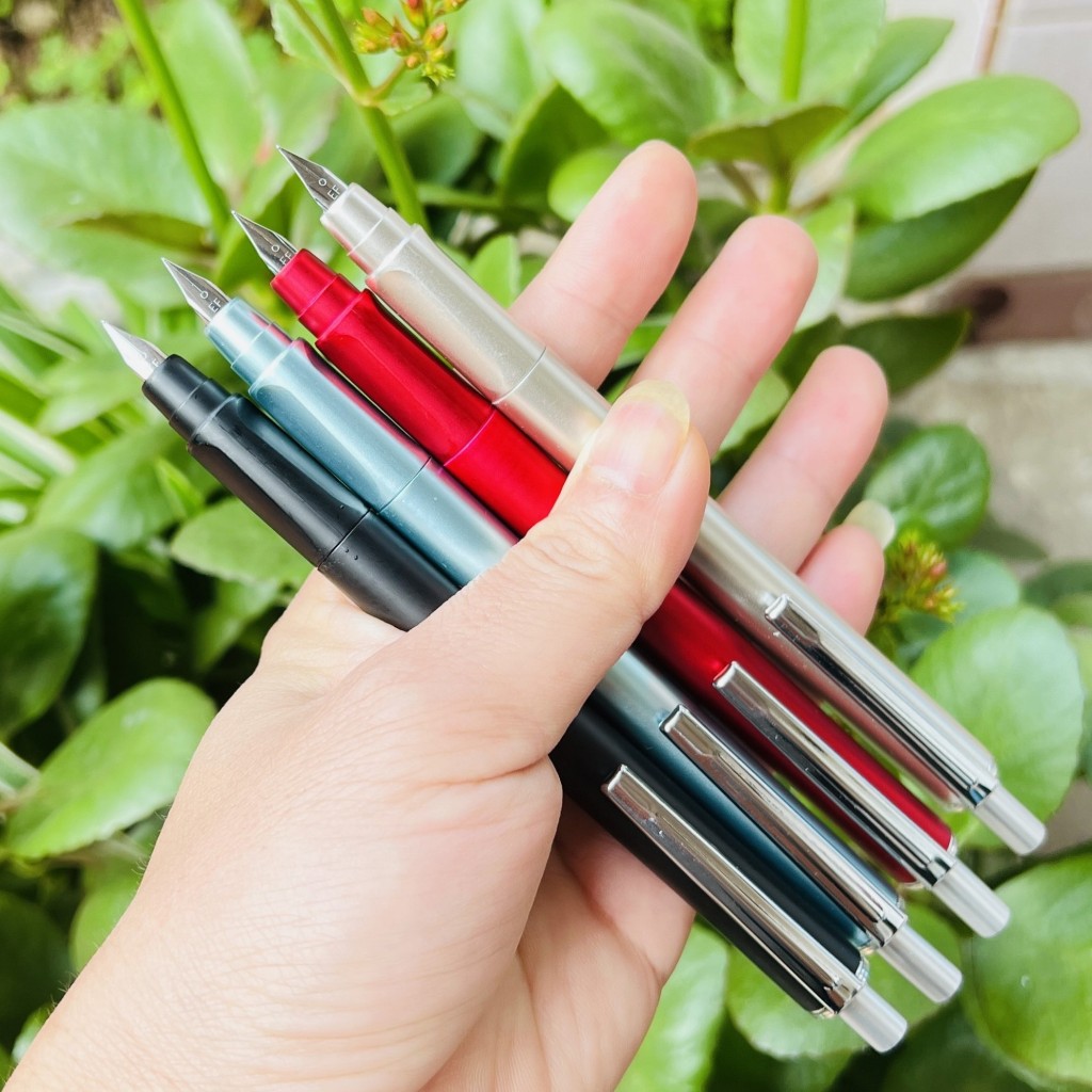 TẶNG 50 ỐNG MỰC {MẪU BÚT MỚI 2025} PHÙ HỢP CÁC BÉ TIỂU HỌC,NGÒI EF ĐÚC NGUYÊN KHỐI,CÓ THỂ BẤM THU NGÒI.