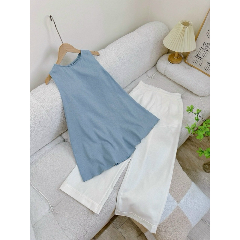 Set áo cổ yếm xanh xẻ lưng nút bọc quần suông trắng