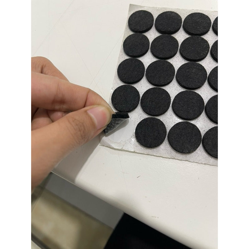 Miếng dán chân bàn/ghế, chống rè yên và dàn áo xe, bằng nỉ đường kính 2cm, dày 3mm tự dính không gây tiếng ồn