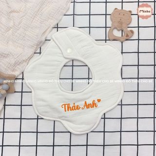 Yếm trần bông thêu tên cho bé sơ sinh đến 3 tuổi, chất liệu cotton an toàn. Yếm giữ ấm cổ cho bé