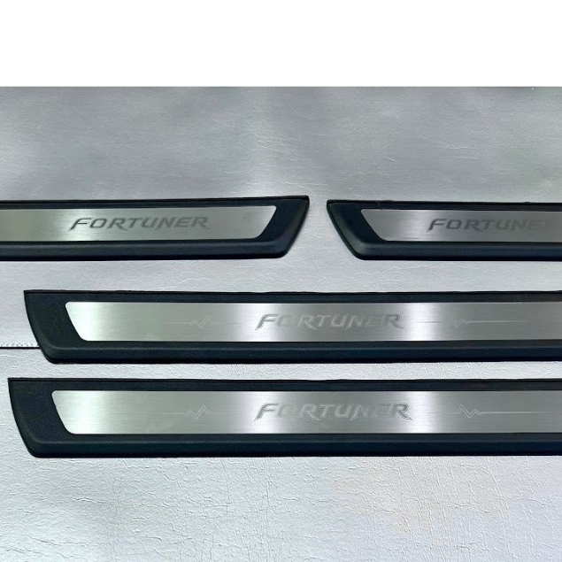 Ốp bậc cửa ngoài xe Toyota Fortuner 2017 2018 2019 2020 2021 2022 2023 2024 mẫu nhựa đen không đèn