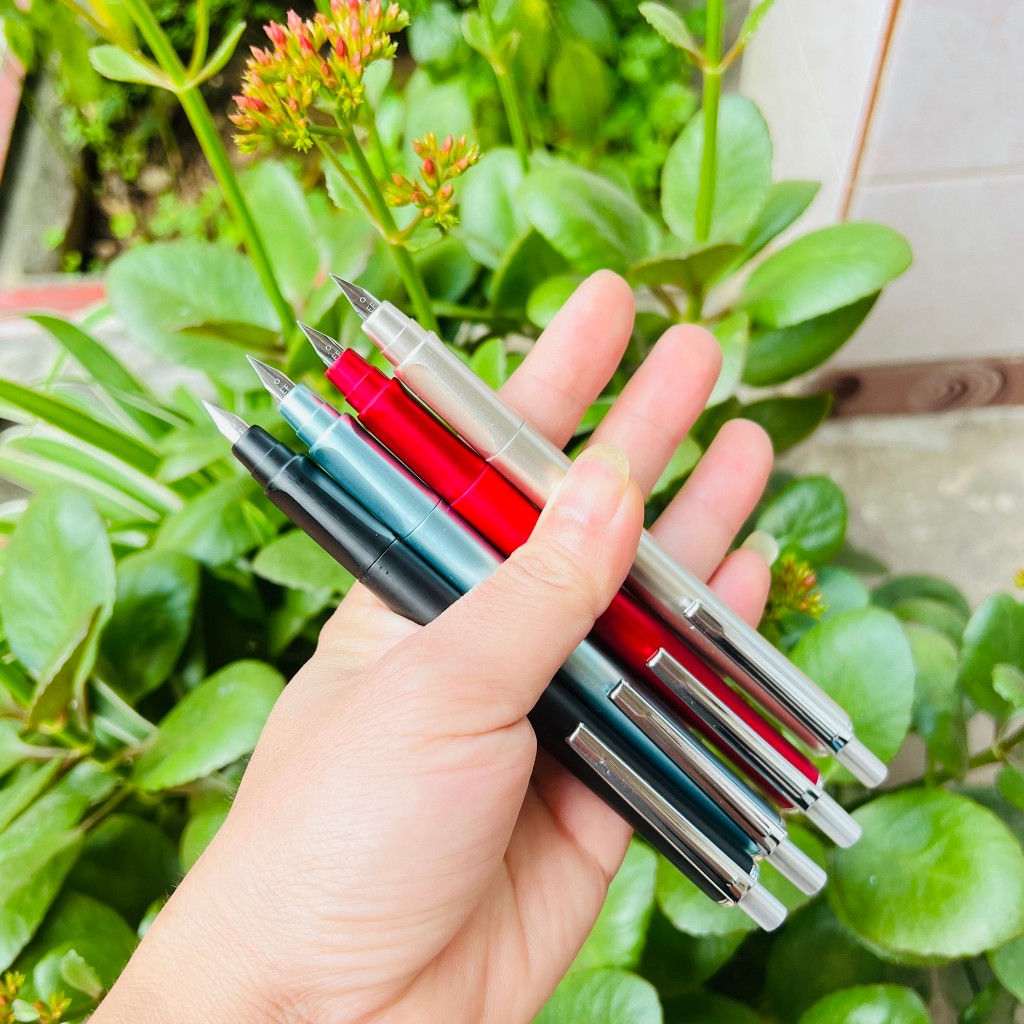 TẶNG 50 ỐNG MỰC {MẪU BÚT MỚI 2025} PHÙ HỢP CÁC BÉ TIỂU HỌC,NGÒI EF ĐÚC NGUYÊN KHỐI,CÓ THỂ BẤM THU NGÒI.