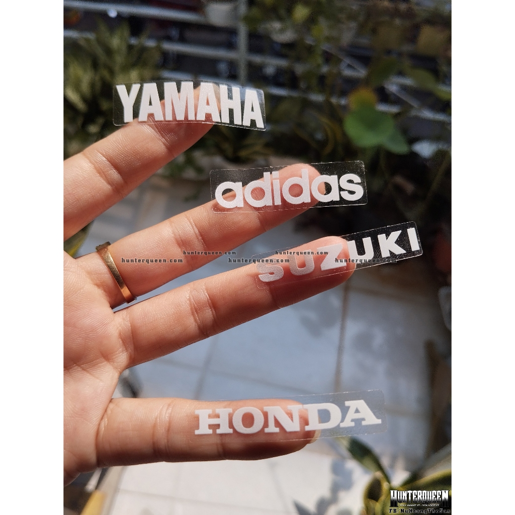 Logo mini chữ trắng nền trong suốt, cực kì nét, dán biển số xe. Decal tem in UV cao cấp,  sắc nét logo hãng nổi tiếng