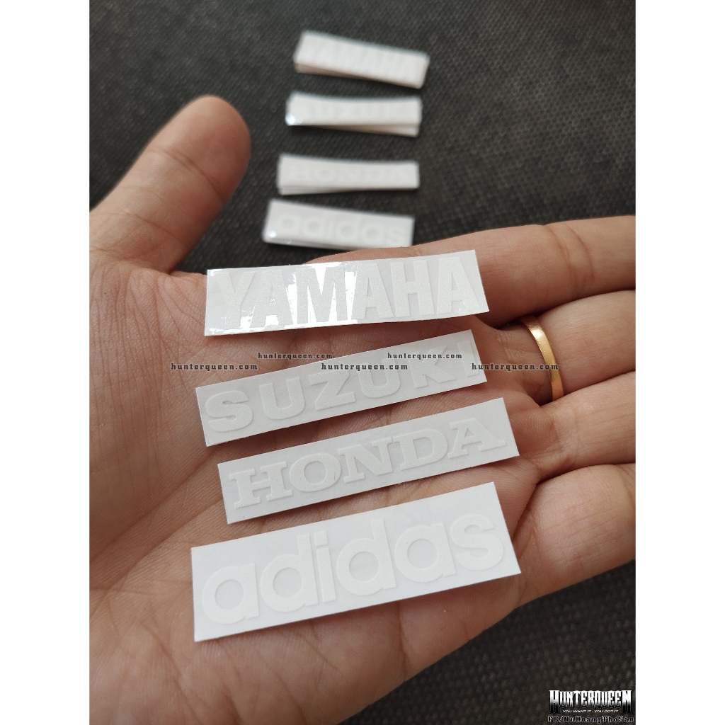Logo mini chữ trắng nền trong suốt, cực kì nét, dán biển số xe. Decal tem in UV cao cấp,  sắc nét logo hãng nổi tiếng
