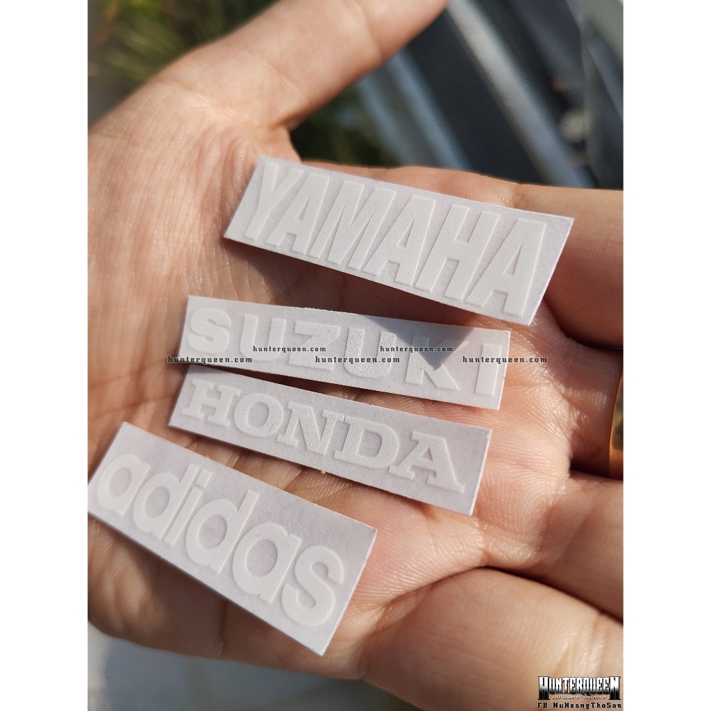 Logo mini chữ trắng nền trong suốt, cực kì nét, dán biển số xe. Decal tem in UV cao cấp,  sắc nét logo hãng nổi tiếng