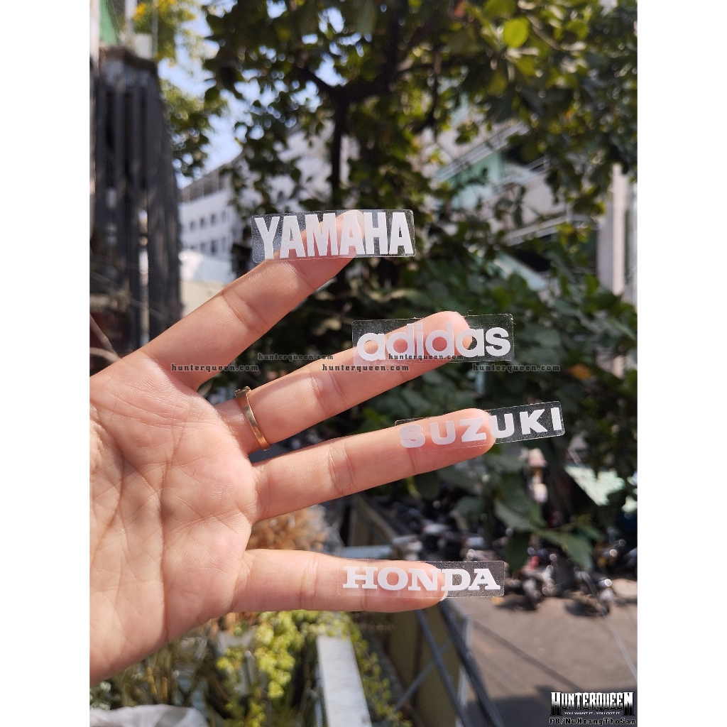 Logo mini chữ trắng nền trong suốt, cực kì nét, dán biển số xe. Decal tem in UV cao cấp,  sắc nét logo hãng nổi tiếng
