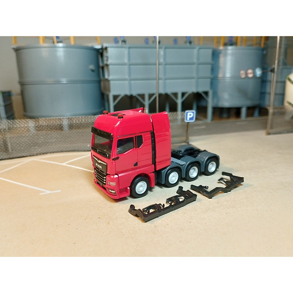 Modellino Herpa H0 1/87 Trattore MAN TGX GX 37.580 8x4 Colore Grigio Nardo - Edizione Limitata