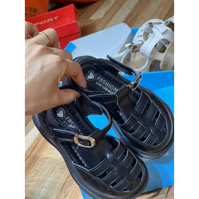 sandal bé gái dép cho bé đi học đi chơi rọ chống trượt da PU mềm êm chân mẫu mới nhất năm size đại đen, trắng QCCC xd768
