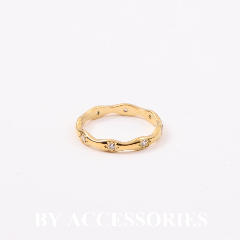 Nhẫn nữ titan dáng gợn sóng chạm hình ngôi sao 8 cánh đính đá trắng lấp lánh mạ vàng 18K không gỉ WR2419 BY ACCESSORIES
