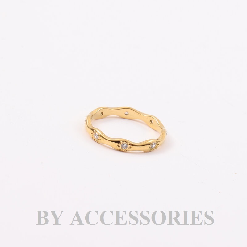 Nhẫn nữ titan dáng gợn sóng chạm hình ngôi sao 8 cánh đính đá trắng lấp lánh mạ vàng 18K không gỉ WR2419 BY ACCESSORIES