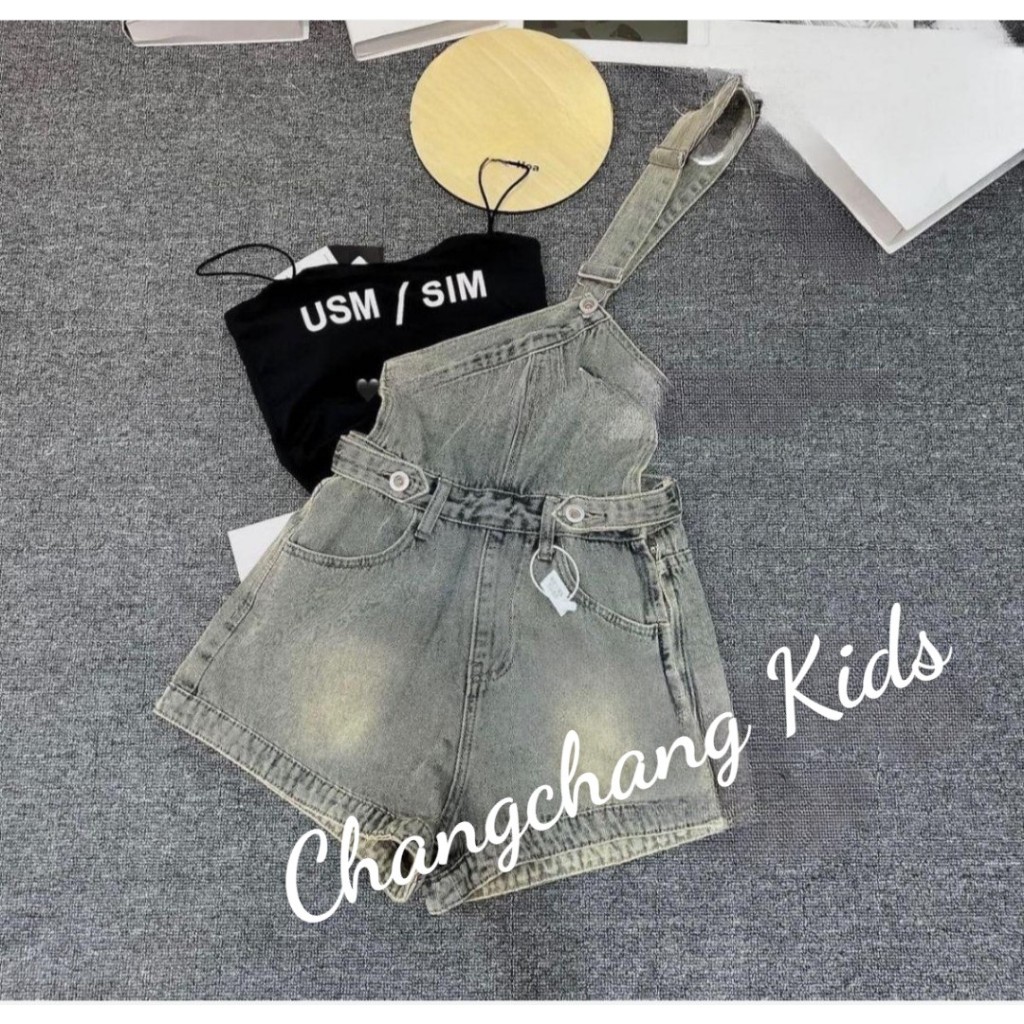 Yếm jean bé gái kiểu dáng lêch vai thời trang phong cách hàn quốc đi chơi dạo phố chụp ảnh, cho bé gái và mẹ từ 13-56kg