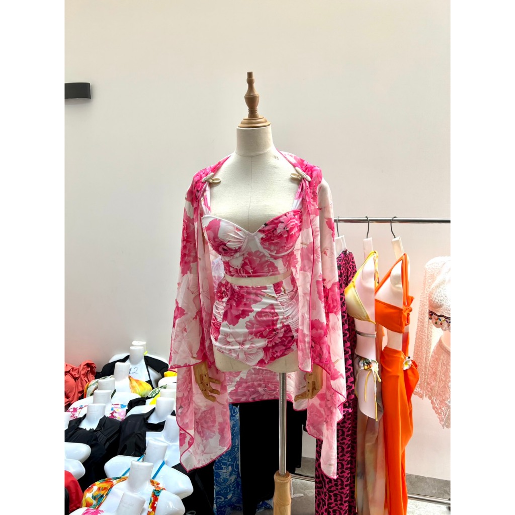 BIKINI.ĐỒ BƠI ĐI BIỂN,BA MẢNH IN HOA MỚI SANG CHẢNH ,HOA HỒNG NỀN TRẮNG, HAN.T SHOP BKN45