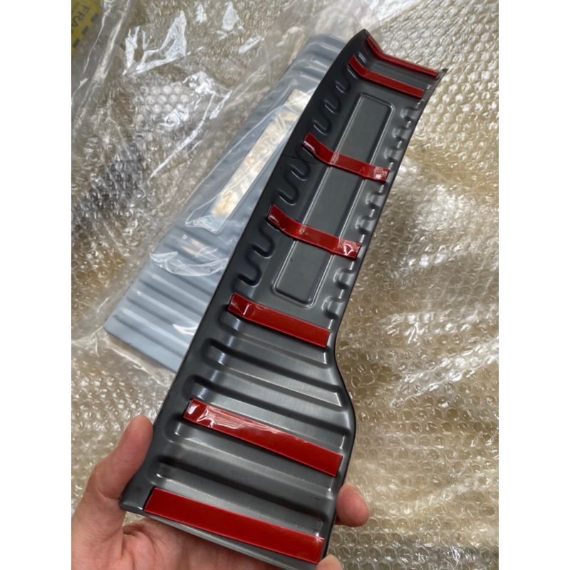 Ốp chống trầy cốp xe Toyota Yaris Cross 2023, Mẫu Titan ,Chống xước, bảo vệ thành cốp