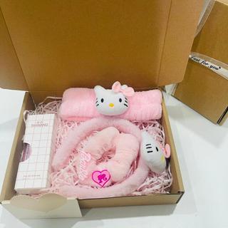(25cmx20cmx5cm tặng ruy băng) Hộp quà kraft tự gấp kèm nhiều món quà xinh xắn làm quà tặng sinh nhật, quà tặng valentine