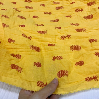 Vải Xô Muslin Vàng Nghệ Tươi In Quả Dứa Mềm Rũ Khổ 1m40