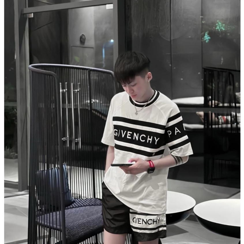Bộ Đồ Nam Cộc Tay Mặc Hè In GIVENCHI Phối Hai Màu Đen Trắng . Bộ Thể Thao Cho Các Boy Phố Mặc Đi Chơi Đi Chơi Hot 2024Ca
