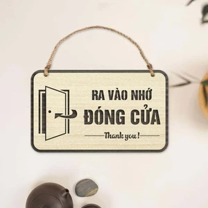 Bảng gỗ treo yêu cầu "ra vào nhớ đóng cửa", bảng treo trang trí thiết kế theo yêu cầu