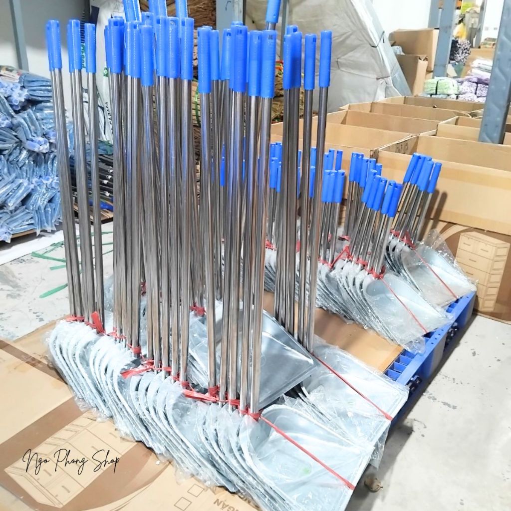 Ky rác sắt cán inox Ngô Phong. Ky hốt rác máng lớn, tay cầm chắc chắn ...
