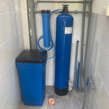 Trọn bộ cột lọc Composite sử dụng cho nước đầu nguồn bị nhiễm vôi, cặn canxi làm mềm nước cứng.