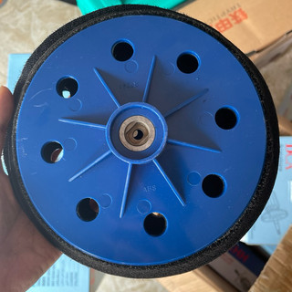 Đế máy chà nhám tường 180mm có lỗ vát màu xanh dương, hàng theo máy, độ kết dính giấy giáp tốt