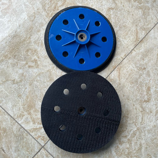 Đế máy chà nhám tường 180mm có lỗ vát màu xanh dương, hàng theo máy, độ kết dính giấy giáp tốt