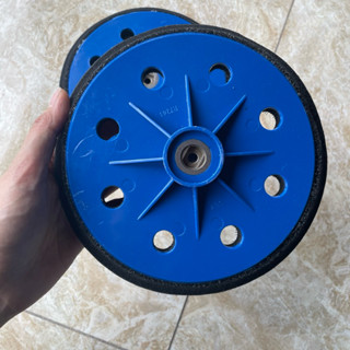 Đế máy chà nhám tường 180mm có lỗ vát màu xanh dương, hàng theo máy, độ kết dính giấy giáp tốt