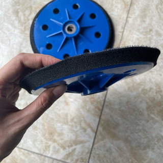 Đế máy chà nhám tường 180mm có lỗ vát màu xanh dương, hàng theo máy, độ kết dính giấy giáp tốt