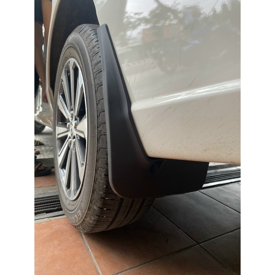 Bộ 4 chắn bùn xe Toyota Veloz Cross, Avanza đời 2022 - HIỆN NAY - nhựa dẻo ABS cao cấp (Kèm ốc vít)