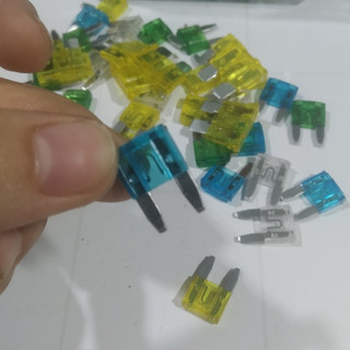 Hộp 200 chiếc Cầu chì ô tô, xe máy chân kim, công suất chuẩn.