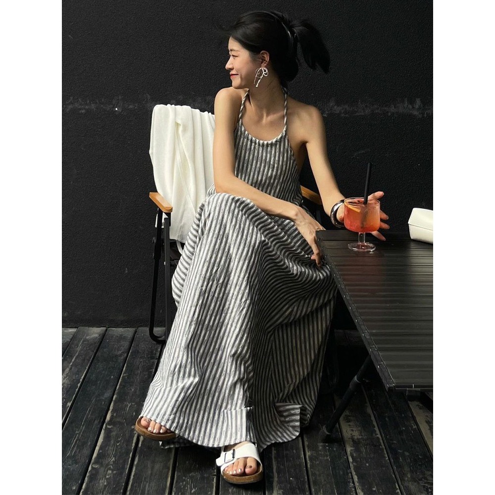 Váy đầm maxi dáng dài cổ yếm màu trắng họa tiết kẻ sọc đen thích hợp đi biển mùa hè V002 - Tiktik