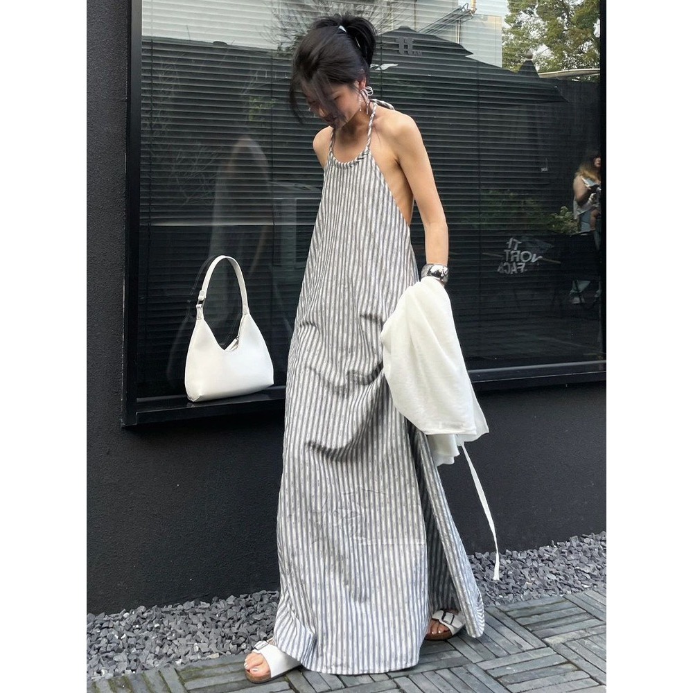 Váy đầm maxi dáng dài cổ yếm màu trắng họa tiết kẻ sọc đen thích hợp đi biển mùa hè V002 - Tiktik