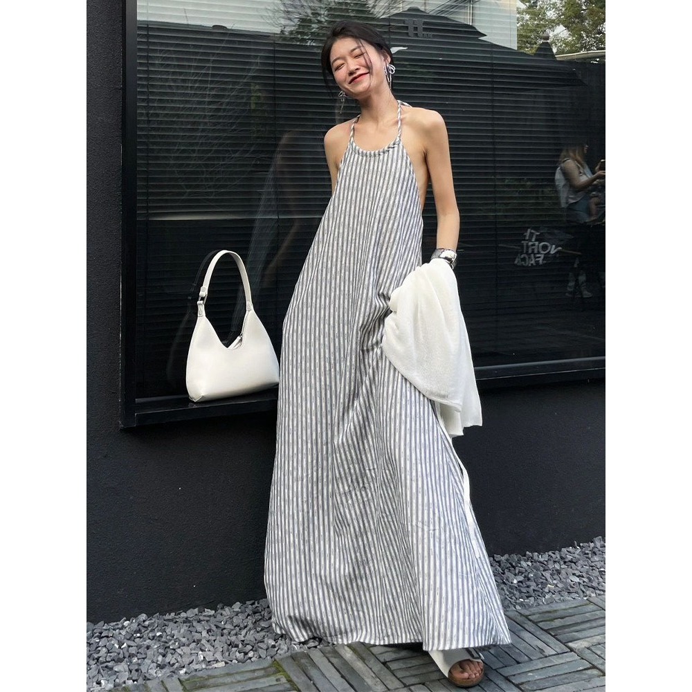 Váy đầm maxi dáng dài cổ yếm màu trắng họa tiết kẻ sọc đen thích hợp đi biển mùa hè V002 - Tiktik