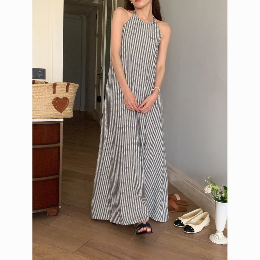 Váy đầm maxi dáng dài cổ yếm màu trắng họa tiết kẻ sọc đen thích hợp đi biển mùa hè V002 - Tiktik