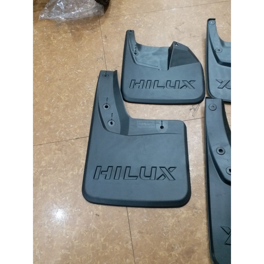 Bộ 4 chắn bùn xe Toyota Hilux 2006 - 2015 nhựa dẻo cao cấp (tặng kèm ốc vít)
