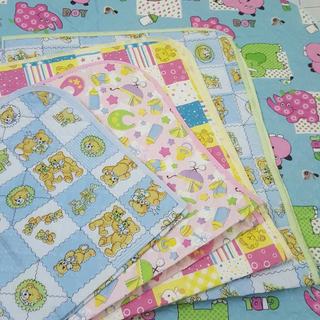 Lót Thay Bỉm Chống Thấm Bản Bé 42x42cm - Bản To 50x65cm
