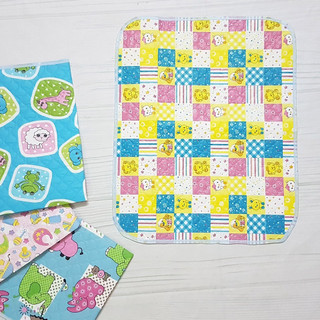 Lót Thay Bỉm Chống Thấm Bản Bé 42x42cm - Bản To 50x65cm