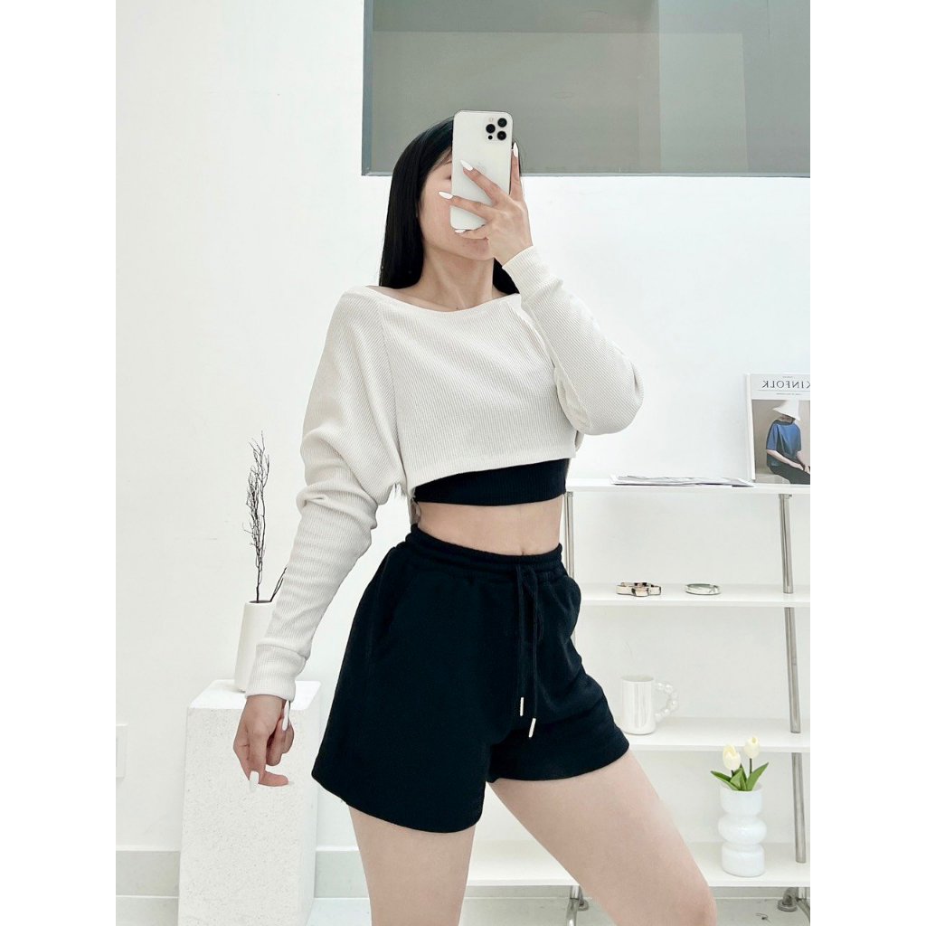 Áo croptop dài tay Nữ, chất liệu vải mắt dứa có giãn ít, phong cách trẻ trung năng động.