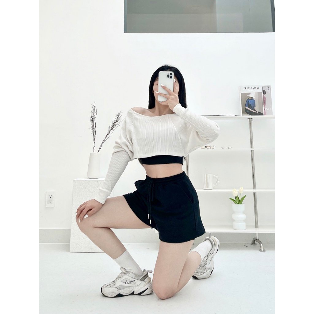 Áo croptop dài tay Nữ, chất liệu vải mắt dứa có giãn ít, phong cách trẻ trung năng động.