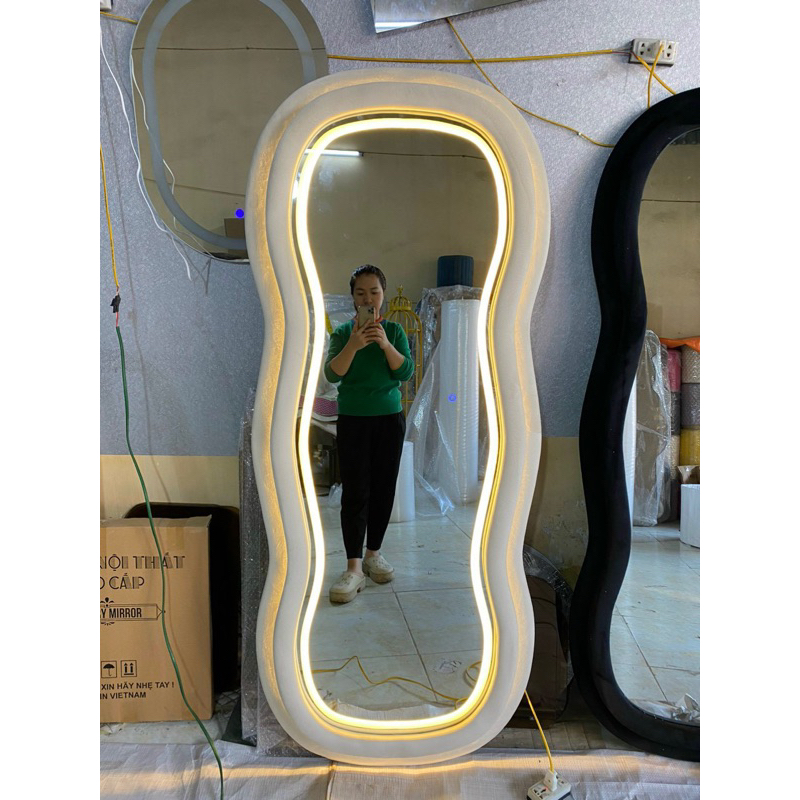 Gương Soi Toàn Thân Bọc Nỉ Hình Củ Lạc, Lượn Sóng Nhẹ Decor Phòng